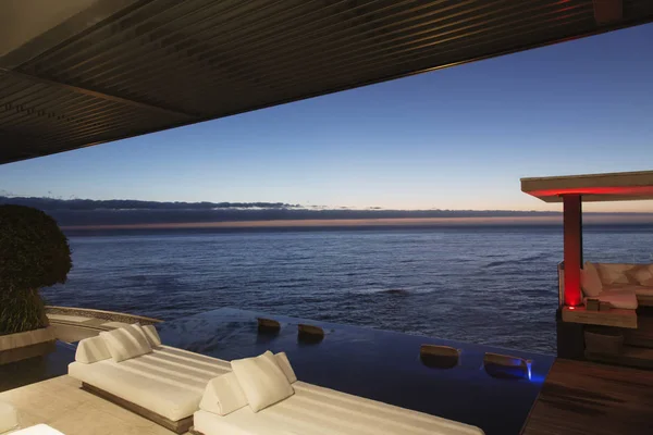 Sofas Infinity Pool Overlooking Ocean — Stock Photo, Image