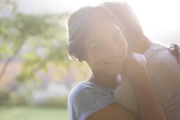 Retrato Sonriente Mujer Abrazando Hombre Aire Libre —  Fotos de Stock