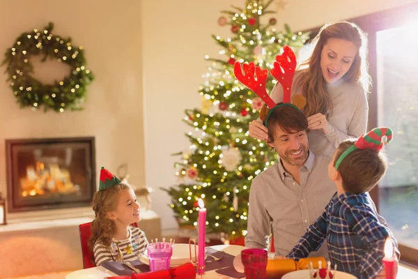 Familie Mit Elfen Und Kostümiertem Rentiergeweih Weihnachtstisch — Stockfoto