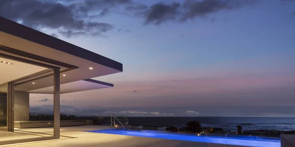 Tranquil Dusk Sky Illuminated Home Showcase Exterior Patio Lap Swimming — Stock Photo, Image
