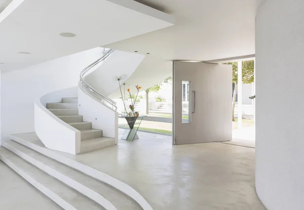 White Foyer Spiral Staircase Modern Luxury Home Showcase Interior — Stock Photo, Image