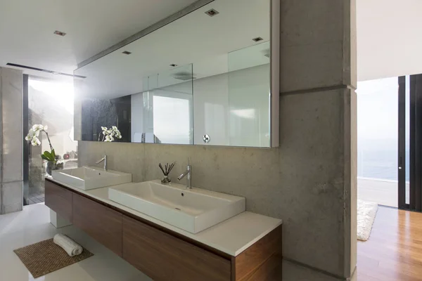Dřezy Zrcadla Moderní Koupelně — Stock fotografie