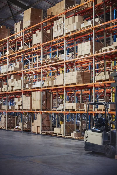 Mercadorias Caixas Papelão Empilhadas Prateleiras Armazém Distribuição — Fotografia de Stock