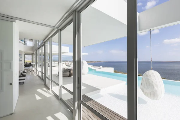 Modern Luxury Home Showcase Windows Infinity Pool Ocean View — Stock Photo, Image