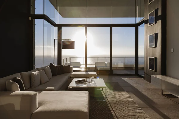 Modernes Wohnzimmer Mit Blick Auf Das Meer — Stockfoto