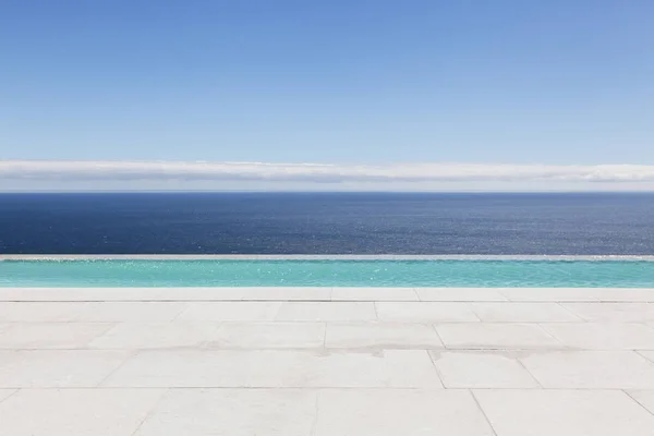在白天俯瞰海洋的无限水池 — 图库照片