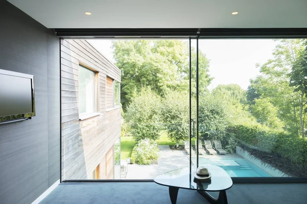 Modern House Overlooking Swimming Pool — Stock Photo, Image