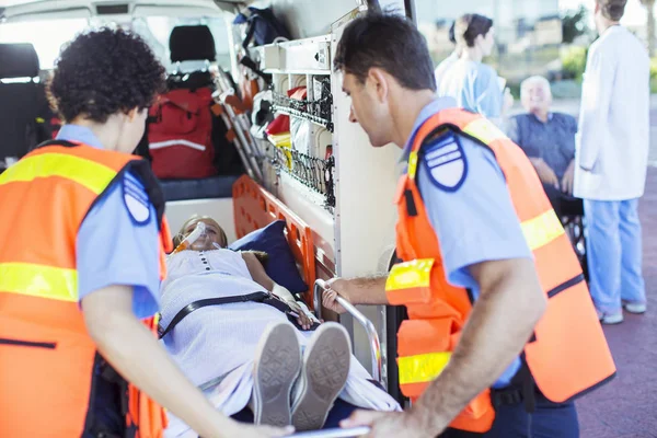 Sağlık Görevlileri Ambulansta Hasta Incelenmesi — Stok fotoğraf