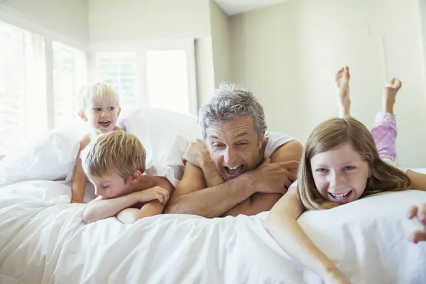 Padre Hijos Relajándose Cama — Foto de Stock