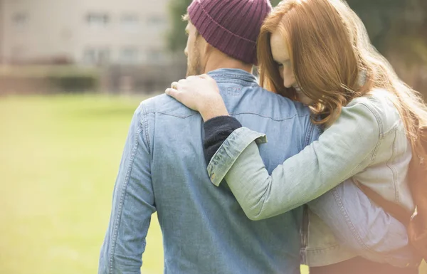 Joyeux Jeune Couple Étreignant Dans Parc — Photo