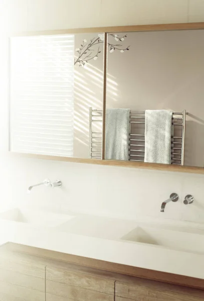 现代浴室镜下双水槽 — 图库照片