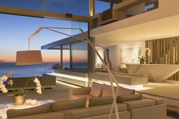 Beleuchtetes Modernes Luxus Haus Präsentiert Interieur Wohnzimmer Mit Meerblick Der — Stockfoto