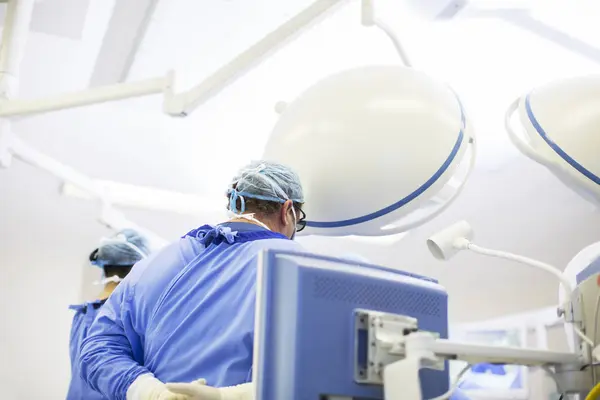 Vista Trasera Del Médico Con Gorra Quirúrgica Máscara Bata Quirófano — Foto de Stock