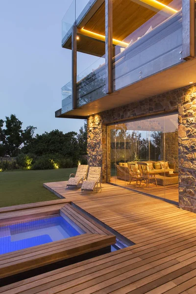 Modern House Overlooking Swimming Pool Wooden Deck — Stock Photo, Image