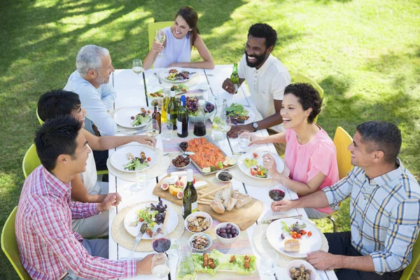 Friends Talking Table Outdoors — Stock Photo, Image