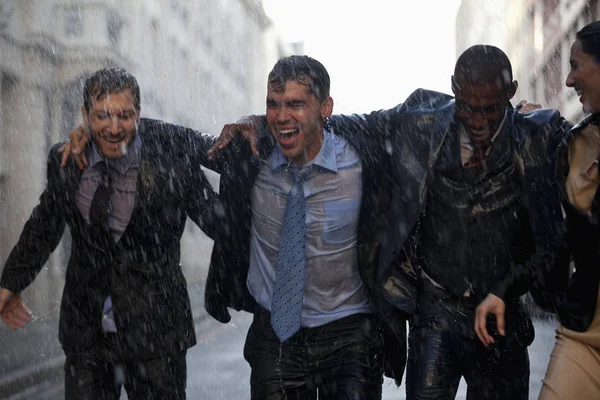 快乐的商人在雨天漫步 — 图库照片