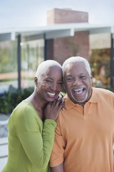 Casal Mais Velho Sorrindo Livre — Fotografia de Stock