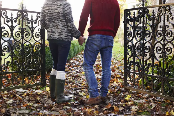 Pareja Cogida Mano Aire Libre Vista Trasera — Foto de Stock