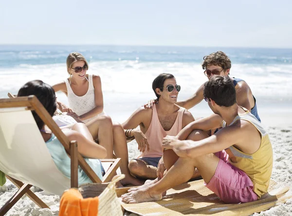 Happy Caucasian Friends Hanging Out Beach — Stock Photo, Image