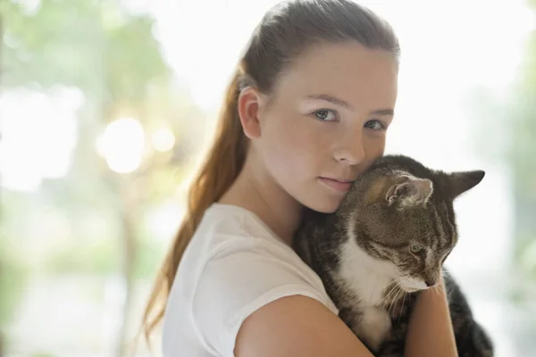 Chica Sosteniendo Gato Contra Fondo Borroso —  Fotos de Stock