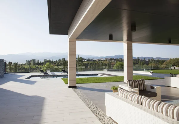 Luxury Patio Overlooking Swimming Pool Mountains — Stock Photo, Image