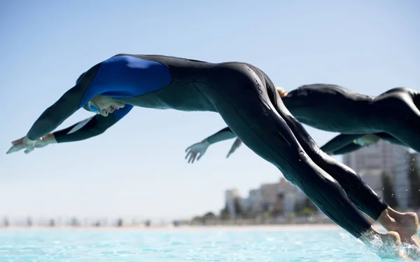 Kendinden Emin Güçlü Triathletes Dalış Yüzme Havuzu Yan Görünüm — Stok fotoğraf