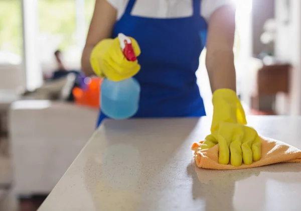 Imagen Recortada Mujer Limpieza Contador Cocina — Foto de Stock