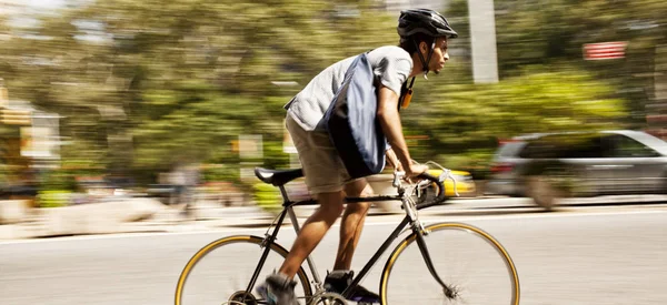 Vista Laterale Dell Uomo Sella Alla Bicicletta Sulla Strada Della — Foto Stock