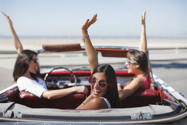 Frauen Jubeln Cabrio — Stockfoto