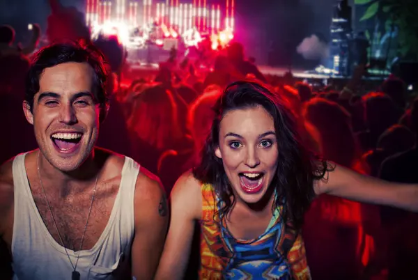 Pareja Entusiasta Animando Festival Música — Foto de Stock