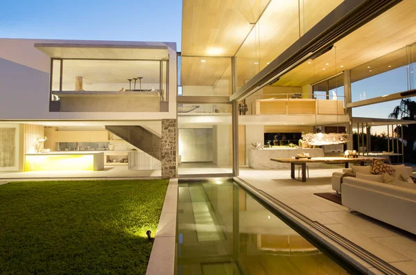 Schwimmbad Und Patio Des Modernen Hauses — Stockfoto