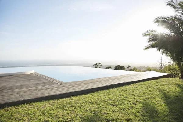 Infinity Pool Overlooking Hillside — Stock Photo, Image