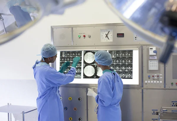 Kirurger Att Undersöka Röntgen Modernt Sjukhus — Stockfoto