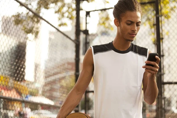 Человек Использующий Мобильный Телефон Баскетбольной Площадке — стоковое фото