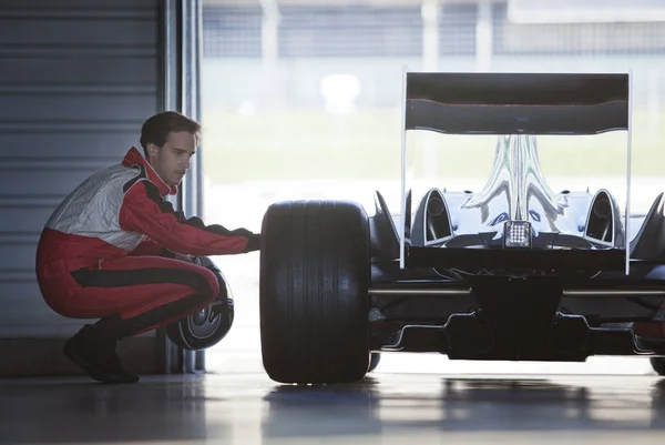 Mechaniker Arbeitet Garage Rennwagen — Stockfoto