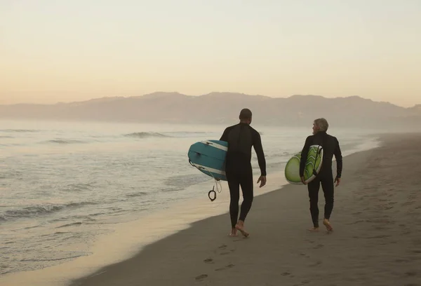 Older Surfers Carrying Boards Beach — Stock Photo, Image
