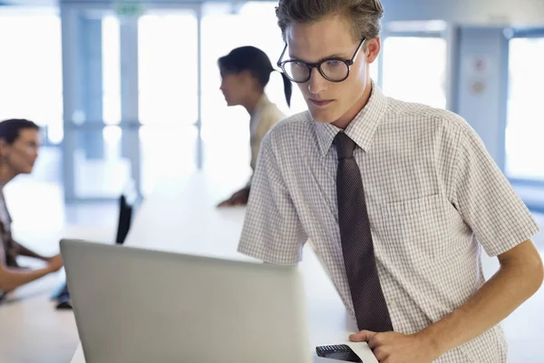 Empresario Usando Portátil Escritorio Oficina Moderna —  Fotos de Stock