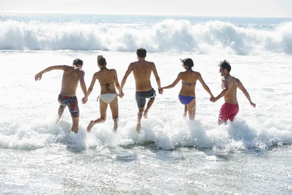 Friends Holding Hands Splashing Ocean — Stock Photo, Image