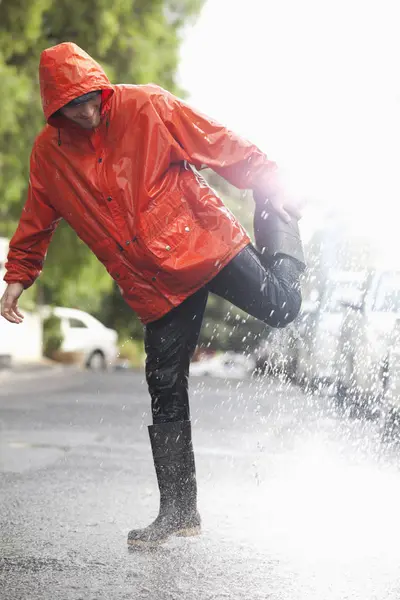 Man Standing One Leg Rainy Street — Stock Photo, Image