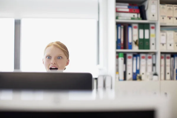 Surprised Businesswoman Reading Mail Computer Office — Stock Photo, Image