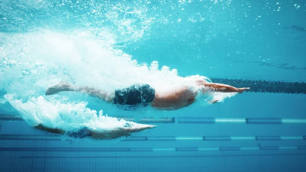 Nuotatori Che Corrono Piscina — Foto Stock