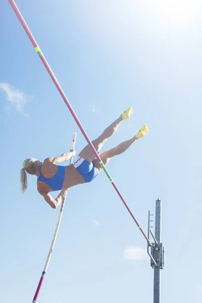 Stabhochspringer Räumen Balken — Stockfoto