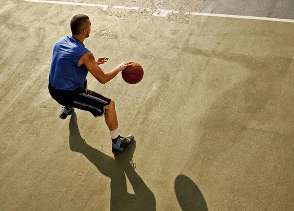 Man Spelen Basketbal Rechter — Stockfoto