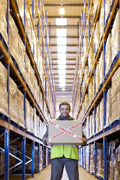 Trabalhador Carregando Caixa Urgente Armazém — Fotografia de Stock