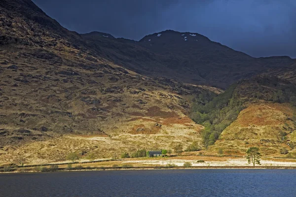 Zelené Hnědé Hory Tyčící Nad Jezero Loch Eilt Glenfinnan Skotsko — Stock fotografie