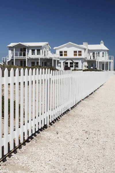 Bílý Plaňkový Plot Což Vede Plážové Domy — Stock fotografie