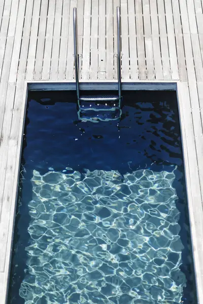 Convés Madeira Piscina Moderna — Fotografia de Stock