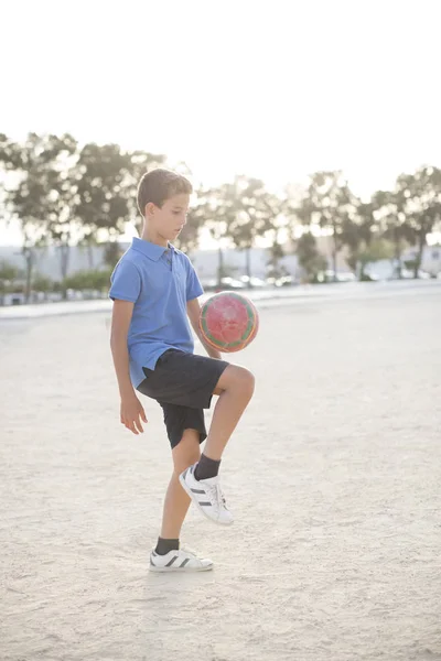 Menino Joelhando Bola Futebol Areia — Fotografia de Stock