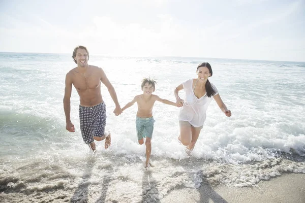 Familia Corriendo Surf Playa —  Fotos de Stock