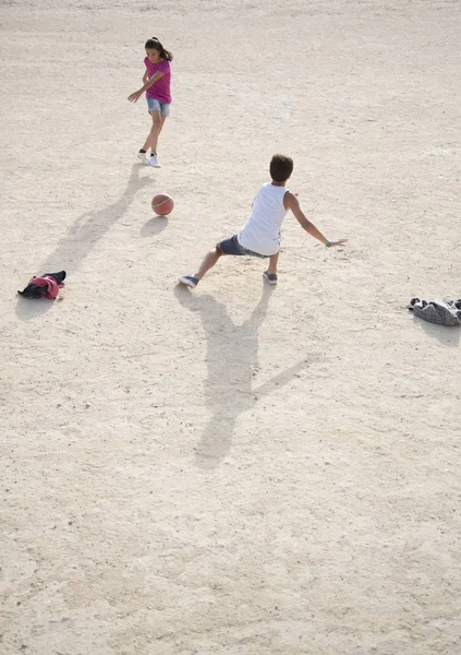 Çocuk Kum Futbol Topu Ile Oyun — Stok fotoğraf